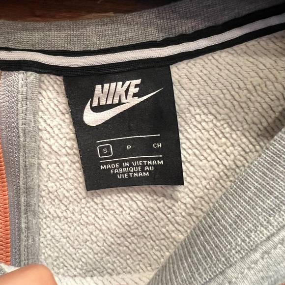 GRAY NIKE CREWNECK - Picture 2 of 3